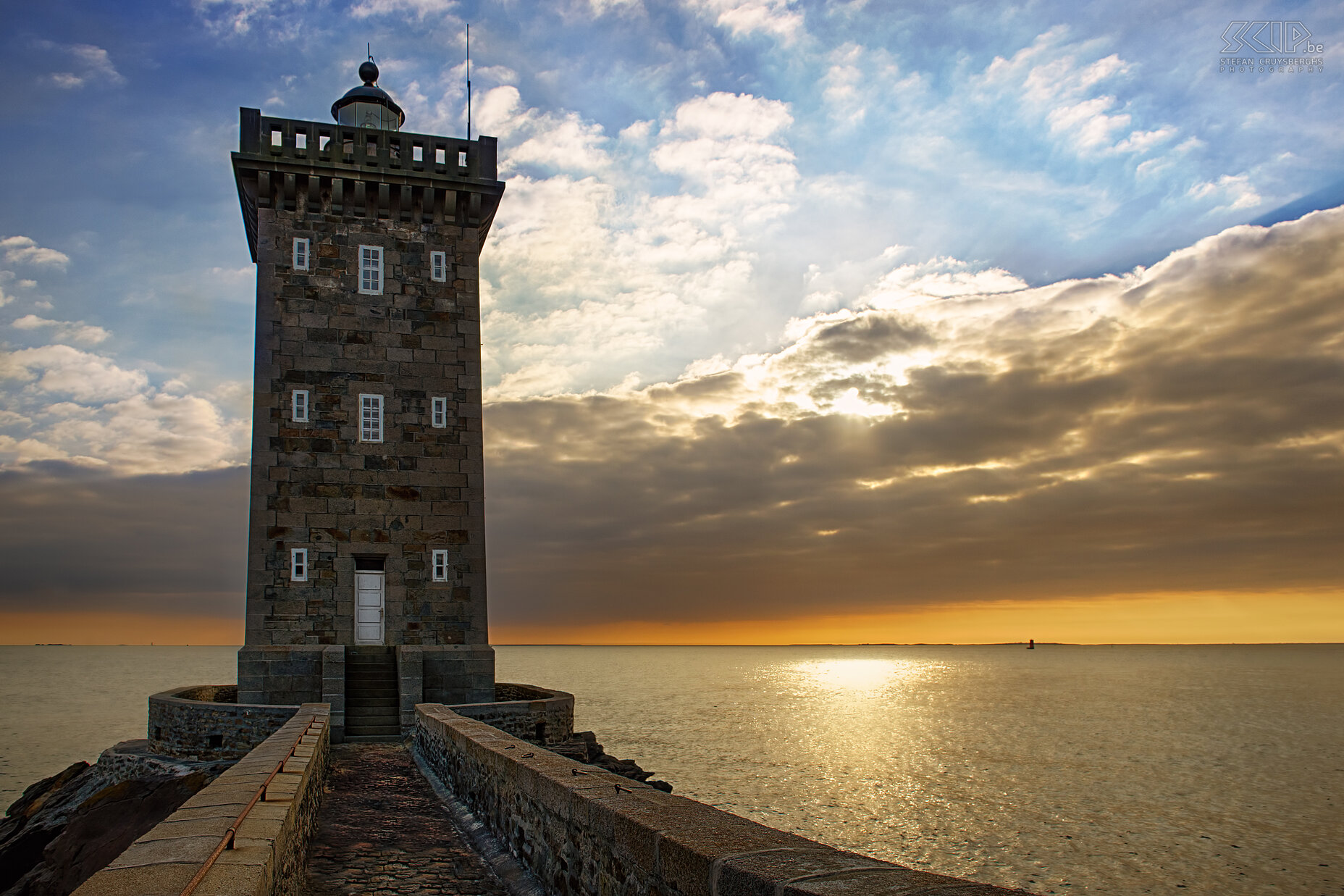 Le Conquet - Phare de Kermorvan De vuurtoren van Kermorvan is gelegen ten noordwesten van het dorp Le Conquet in het department Finistère in Bretagne in Frankrijk. Het werd gebouwd in 1849 op een rots op het uiteinde van het Kermorvan schiereiland en is de meest westelijke Franse vuurtoren op het vaste land. Stefan Cruysberghs